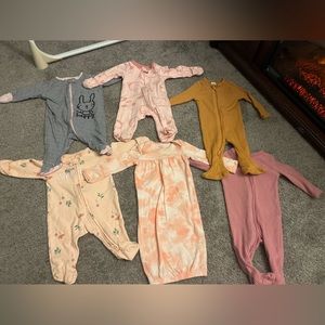 Baby girl newborn bundle • very gently used • 5 footies • 1 sleeper